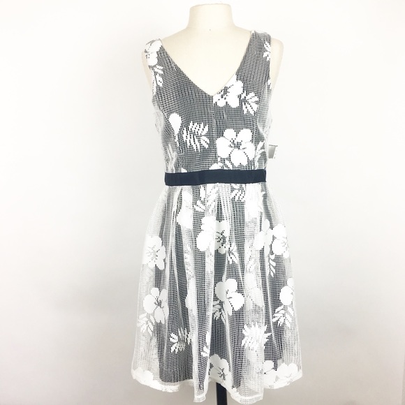 Everleigh Dresses & Skirts - 🎄NEW Everleigh Floral Mesh Fit & Flare Dress